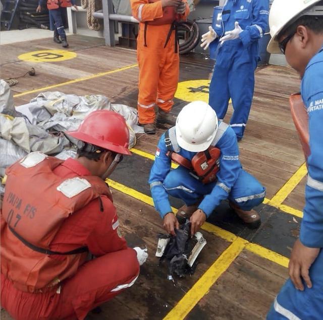 Indonesian rescuers inspect debris believed to be from a Lion Air passenger jet that crashed off West Java on Monday. (AP photo) Indonesian rescuers inspect debris believed to be from a Lion Air passenger jet that crashed off West Java on Monday. (AP photo)