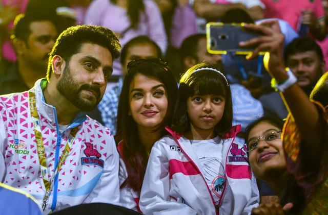 A fan takes a selfie with Bollywood actor and owner of Jaipur Pink Panthers Abhishek Bachchan and Aishwarya Rai Bachchan. (PTI) A fan takes a selfie with Bollywood actor and owner of Jaipur Pink Panthers Abhishek Bachchan and Aishwarya Rai Bachchan. (PTI)