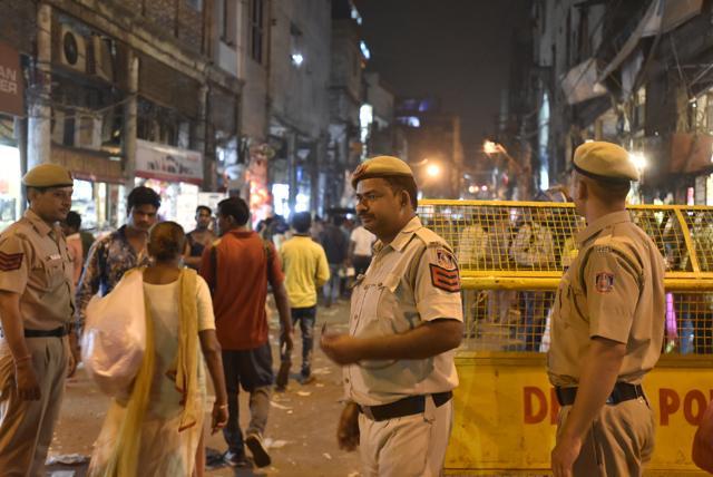 Delhi Police personnel stand guard at Sadar Bazar, in New Delhi on Wednesday, October 31, 2018. (Sanjeev Verma/HT PHOTO) Delhi Police personnel stand guard at Sadar Bazar, in New Delhi on Wednesday, October 31, 2018. (Sanjeev Verma/HT PHOTO)