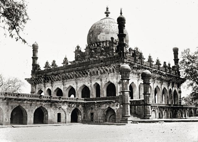 In the shadow of the emperor Akbar, Ibrahim II languishes forgotten In the shadow of the emperor Akbar, Ibrahim II languishes forgotten