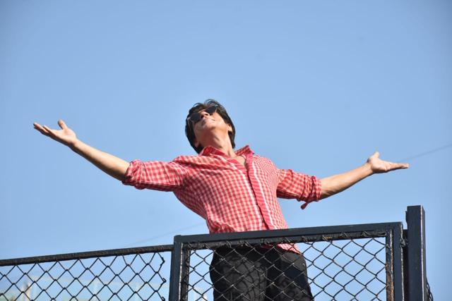 Shah Rukh Khan strikes his signature pose at Mannat. (Viral Bhayani) Shah Rukh Khan strikes his signature pose at Mannat. (Viral Bhayani)