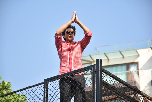 Shah Rukh Khan Son Abram Wave To Fans From Mannat Actor Says He No 