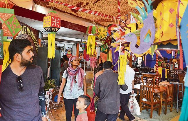 Paper and cloth handmade lanterns being sold at Maharashtra prison department’s small -scale industry “MaKa” (Maharashtra Karagriha) in Yerawada for Diwali (Shankar Narayan/HT PHOTO)