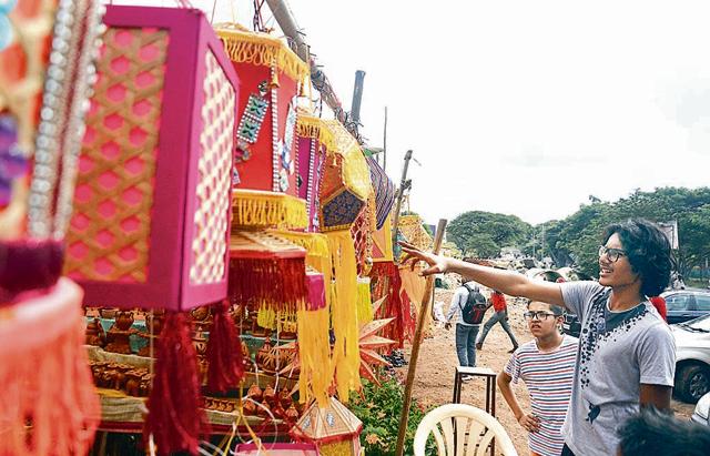 Lanterns made of jute and paper, a more eco-friendly option then the usual plastic lanterns being sold near airport road ahead of Diwali. (Shankar Narayan/HT PHOTO)