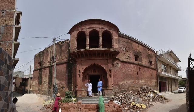 An old abandoned haveli at Mohammadpur Jharsa village in Gurugram. Owners of the haveli claim it dates back to 1662. Spread over 800 yards, the haveli is one of the only surviving old mansions in the area. (Yogendra Kumar/HT PHOTO) An old abandoned haveli at Mohammadpur Jharsa village in Gurugram. Owners of the haveli claim it dates back to 1662. Spread over 800 yards, the haveli is one of the only surviving old mansions in the area. (Yogendra Kumar/HT PHOTO)