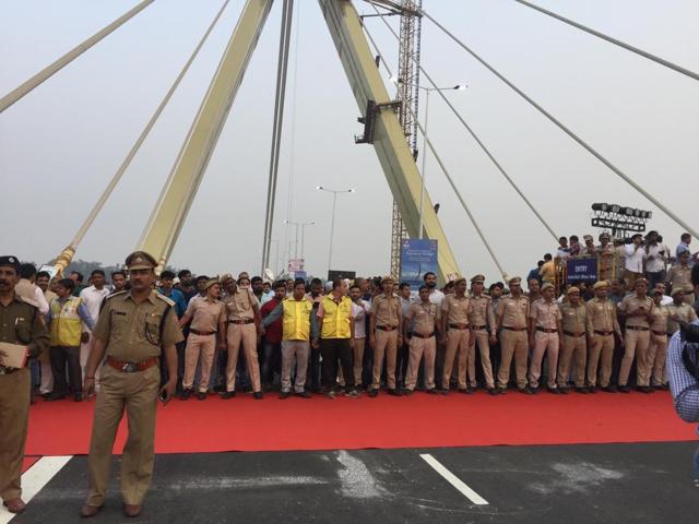 BJP chief Manoj Tiwari surrounded by the RAF personnel. (HT Photo) BJP chief Manoj Tiwari surrounded by the RAF personnel. (HT Photo)