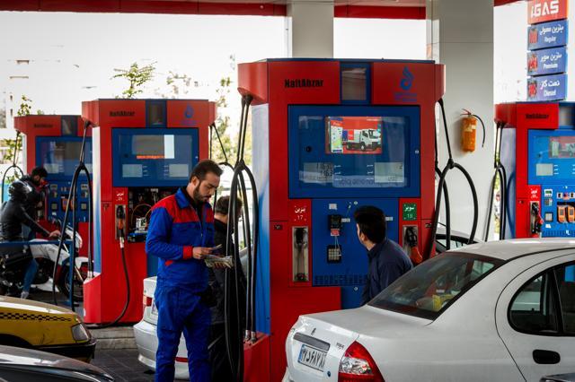 An attendant checks banknotes at a Petroayric gas station in Tehran, Iran, on Saturday. (Bloomberg photo) An attendant checks banknotes at a Petroayric gas station in Tehran, Iran, on Saturday. (Bloomberg photo)