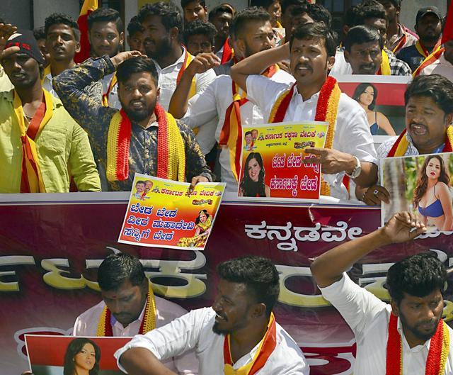 Members of Karnataka Rakshana Vedike raise slogans against actor Sunny Leone in Bengaluru on October 22, 2018. (PTI)