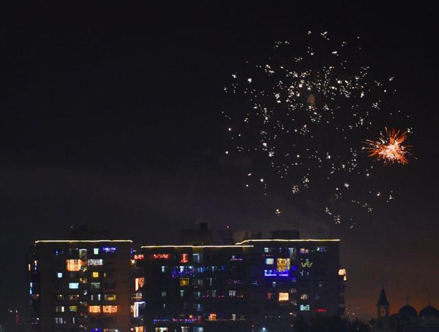 People burst crackers on Diwali at Dwarka. (Vipin Kumar/HT Photo) People burst crackers on Diwali at Dwarka. (Vipin Kumar/HT Photo)