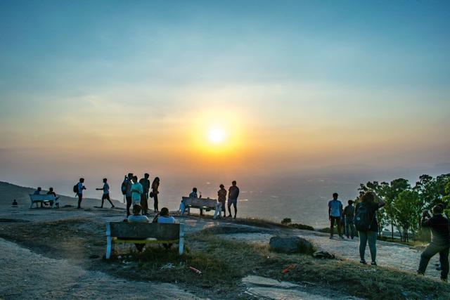 The night ended by watching the sunset from the mountaintop together before descending by bus. The night ended by watching the sunset from the mountaintop together before descending by bus.