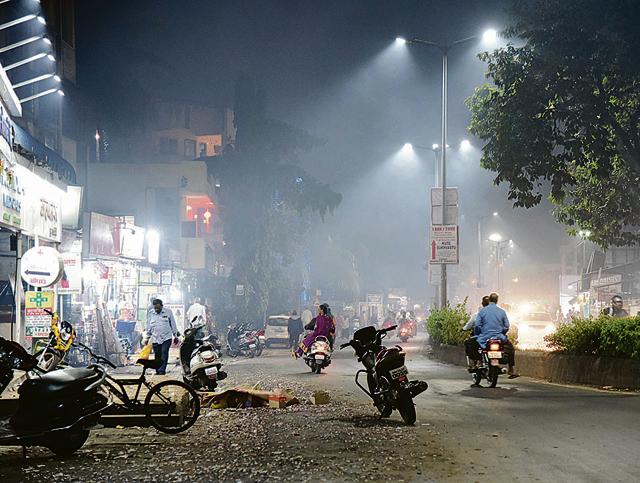 Air pollution soars high during Diwali due to the bursting of firecrackers at Chinchwad link road in Pune. (HT PHOTO)