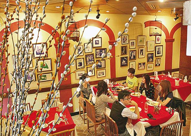 Getting a table is not easy at A Lorcha, a casual but nice hotspot (Rupali Dean) Getting a table is not easy at A Lorcha, a casual but nice hotspot (Rupali Dean)