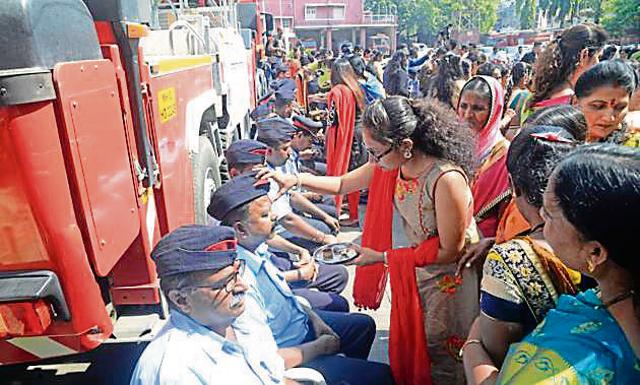 Women celebrate Bhaubij with fire brigade officials at central fire station organised by Bhoi pratisthan in Pune, on Friday. (HT/PHOTO) Women celebrate Bhaubij with fire brigade officials at central fire station organised by Bhoi pratisthan in Pune, on Friday. (HT/PHOTO)