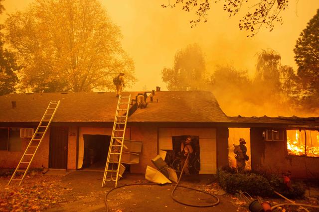 Firefighters battle flames at the Shadowbrook apartment complex in Paradise, north of Sacramento, California on November 09, 2018. (Josh Edelson/AFP Photo) Firefighters battle flames at the Shadowbrook apartment complex in Paradise, north of Sacramento, California on November 09, 2018. (Josh Edelson/AFP Photo)