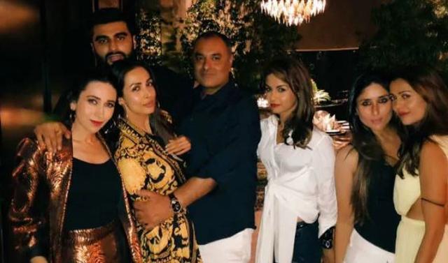 Malaika Arora with Arjun Kapoor, Kareena Kapoor, Karisma Kapoor, Amrita Arora and other friends.