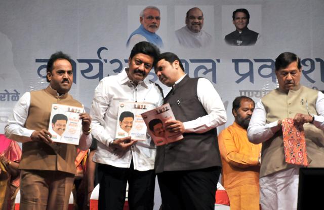 Sanjay Kakade, Rajya Sabha MP (left) and chief minister Devendra Fadnavis (right) at the release of the report card of Anil Shirole member of parliament, Pune at Balgandharva Rang Mandir on Friday. (HT PHOTO)