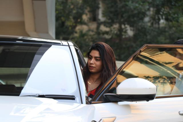 Khushi spotted at a Juhu clinic. (Viral Bhayani/HT Photo) Khushi spotted at a Juhu clinic. (Viral Bhayani/HT Photo)