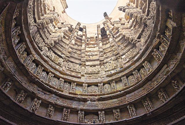 The intricately adorned wall of the well. (Sanchit Khanna/HT PHOTO) The intricately adorned wall of the well. (Sanchit Khanna/HT PHOTO)