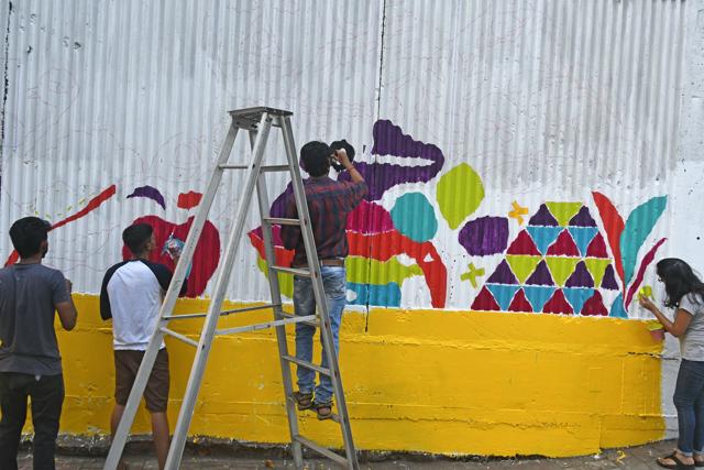 People paint a wall which was organized by Mumbai Metro Project, Art by People, through Majhi Metro 2018 at DN Nagar in Mumbai, on Saturday, March 31, 2018. (HT File ) People paint a wall which was organized by Mumbai Metro Project, Art by People, through Majhi Metro 2018 at DN Nagar in Mumbai, on Saturday, March 31, 2018. (HT File )