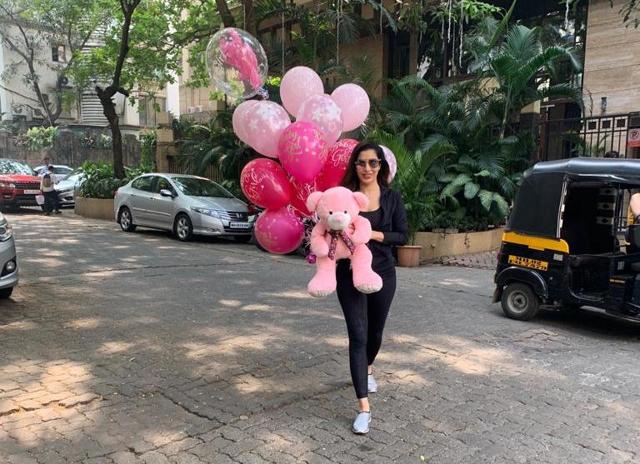 Sophie Choudry headed to meet Angad Bedi and Neha Dhupia’s daughter. (Viral Bhayani) Sophie Choudry headed to meet Angad Bedi and Neha Dhupia’s daughter. (Viral Bhayani)