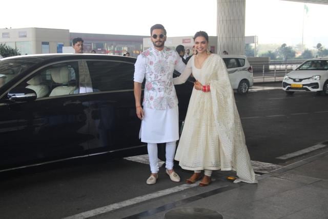 Deepika Padukone, Ranveer Singh wedding reception in Bengaluru: Newlyweds  pose for photos - Photos News , Firstpost