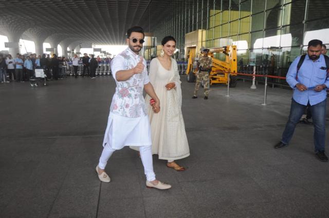 Ranveer Singh and Deepika Padukone leave for Bengaluru. (Viral Bhayani) Ranveer Singh and Deepika Padukone leave for Bengaluru. (Viral Bhayani)