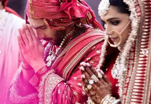 Ranveer Singh and Deepika Padukone bow to the Guru Granth Sahib during Anand Karaj.