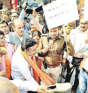 Protesters complied with police’s request of not burning effigy as it would have caused pollution. (HT Photo ) Protesters complied with police’s request of not burning effigy as it would have caused pollution. (HT Photo )