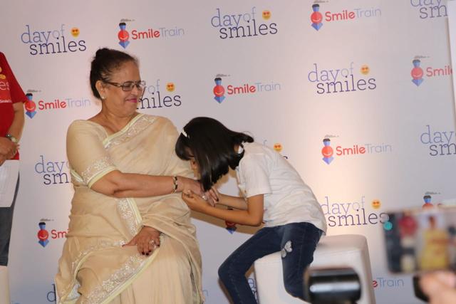 Aaradhya kisses her grandmother Vrinda’s hand. Aaradhya kisses her grandmother Vrinda’s hand.