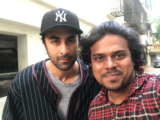 Ranbir Kapoor with a fan in Mumbai. (Viral Bhayani) Ranbir Kapoor with a fan in Mumbai. (Viral Bhayani)