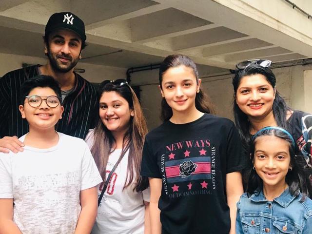 Fans can’t contain their joy as they pose with Ranbir Kapoor and Alia Bhatt in Juhu, Mumbai. (Viral Bhayani) Fans can’t contain their joy as they pose with Ranbir Kapoor and Alia Bhatt in Juhu, Mumbai. (Viral Bhayani)