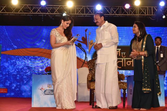 Kareena Kapoor Khan honoured at an awards function by vice president Venkaiah Naidu. (Viral Bhayani) Kareena Kapoor Khan honoured at an awards function by vice president Venkaiah Naidu. (Viral Bhayani)