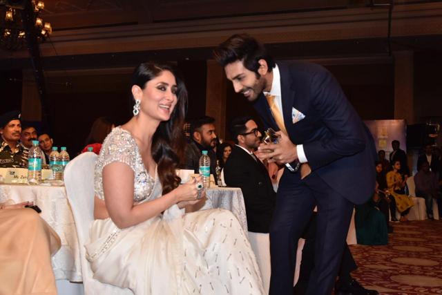 Kareena Kapoor and Kartik Aaryan at an awards function. (Viral Bhayani) Kareena Kapoor and Kartik Aaryan at an awards function. (Viral Bhayani)