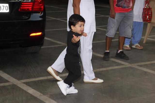 Taimur Ali Khan on a playdate with his cousin Inaaya Naumi Kemmu. (Viral Bhayani) Taimur Ali Khan on a playdate with his cousin Inaaya Naumi Kemmu. (Viral Bhayani)