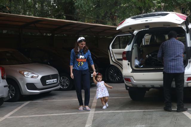 Soha Ali Khan accompanies Inaaya to the playschool. (Viral Bhayani) Soha Ali Khan accompanies Inaaya to the playschool. (Viral Bhayani)