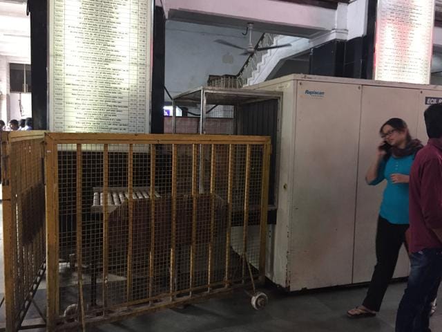The railway station also has only one luggage scanner which has been out of order for the past three months. (HT PHOTO)