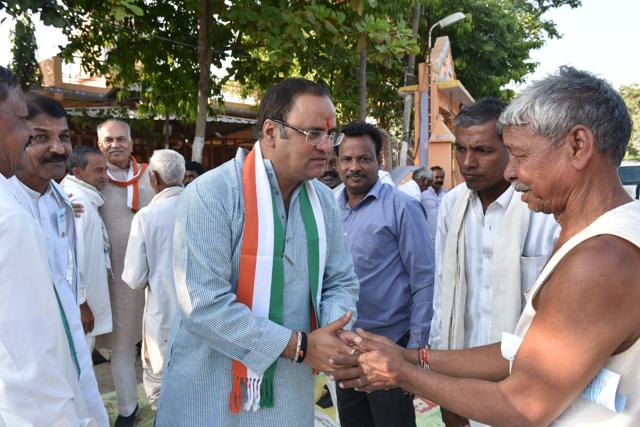 Congress candidate Arun Yadav campaigns in Budhni assembly constituency (HT Photo)