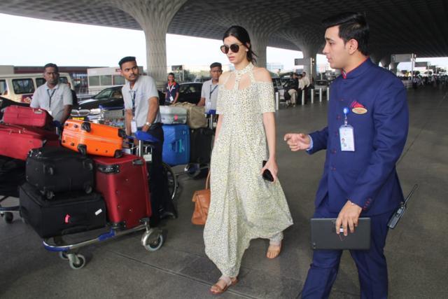 Diana Penty walks out of the airport. (Viral Bhayani) Diana Penty walks out of the airport. (Viral Bhayani)