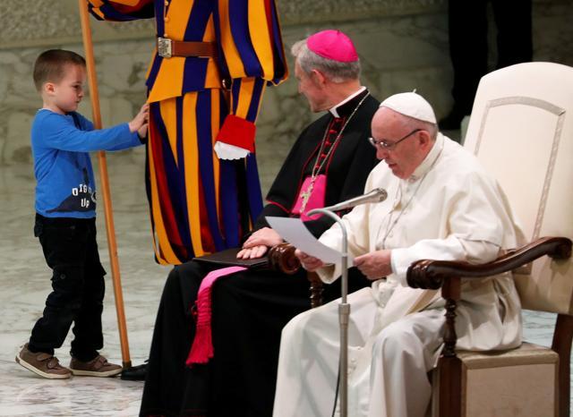 A child that escaped from his mother touches a member of Swiss guard during the general audience led by Pope Francis at Paul VI hall at the Vatican, November 28, 2018. (REUTERS)