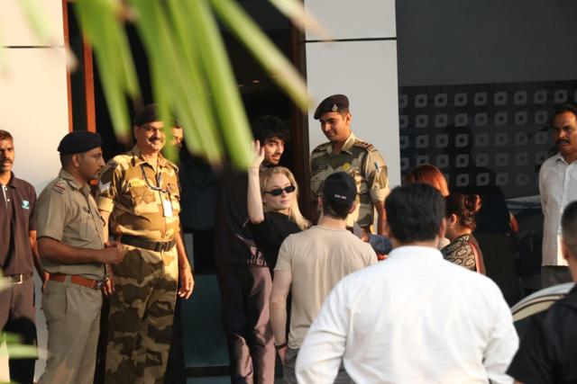Sophie Turner waves to her fans at the Mumbai airport. (Viral Bhayani) Sophie Turner waves to her fans at the Mumbai airport. (Viral Bhayani)