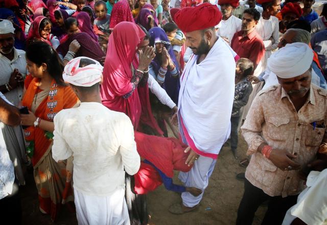 BJP candidate from Sirohi, Otaram Dewasi (in maroon turban and white dhoti) during an election campaign. (HT Photo ) BJP candidate from Sirohi, Otaram Dewasi (in maroon turban and white dhoti) during an election campaign. (HT Photo )