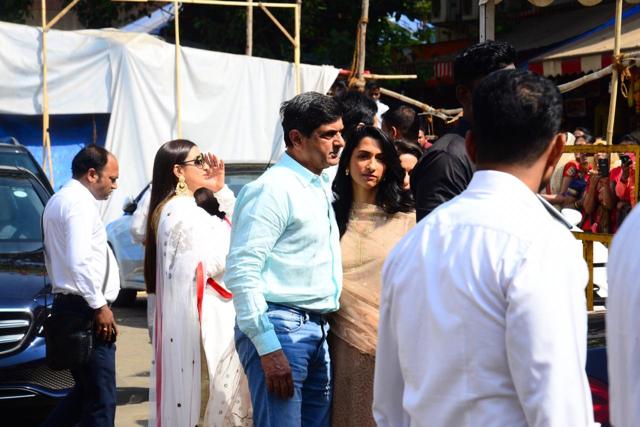 Ritika Bhavnani, Prakash and Anisha Padukone at Siddhivinayak Temple. (Viral Bhayani) Ritika Bhavnani, Prakash and Anisha Padukone at Siddhivinayak Temple. (Viral Bhayani)