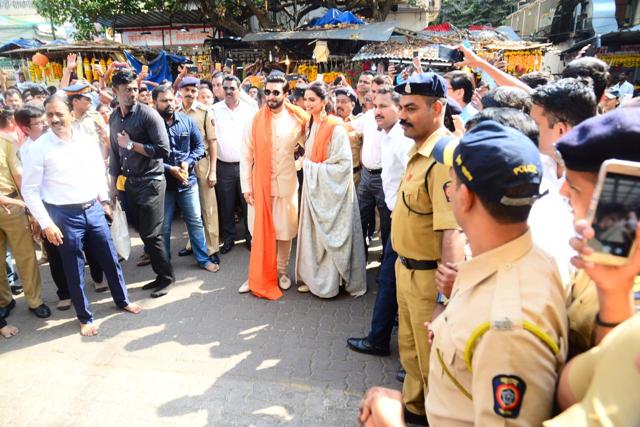 Ranveer Singh and Deepika Padukone surrounded by policemen at Siddhivinayak Temple. (Viral Bhayani) Ranveer Singh and Deepika Padukone surrounded by policemen at Siddhivinayak Temple. (Viral Bhayani)