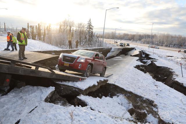 A stranded vehicle is pulled out of a collapsed section of roadway near the airport after an earthquake in Anchorage, Alaska, US November 30, 2018. (REUTERS) A stranded vehicle is pulled out of a collapsed section of roadway near the airport after an earthquake in Anchorage, Alaska, US November 30, 2018. (REUTERS)