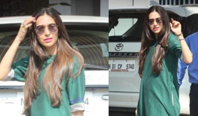 Karisma Kapoor at the Mumbai airport. (Viral Bhayani)