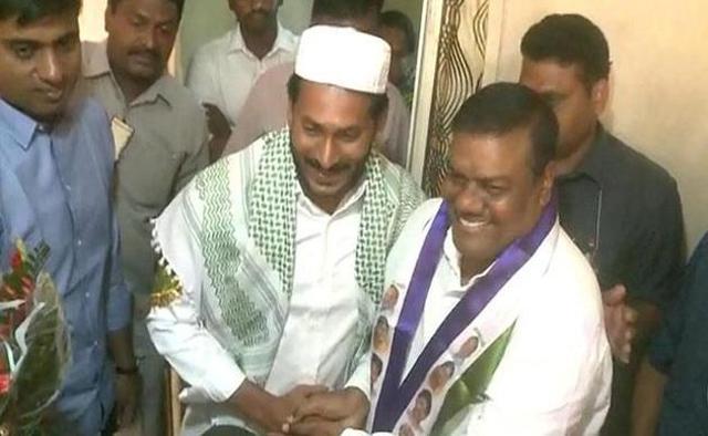 YSR Congress leader YS Jaganmohan Reddy formally inducted Abdul Gani into the party during his Praja Sankalpa Yatra in Srikakulam district on Saturday. (HT Photo) YSR Congress leader YS Jaganmohan Reddy formally inducted Abdul Gani into the party during his Praja Sankalpa Yatra in Srikakulam district on Saturday. (HT Photo)