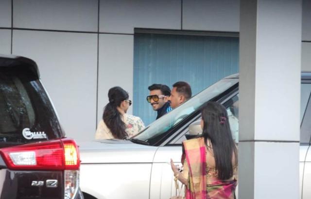 Deepika and Ranveer arrive at the Mumbai airport. (Viral Bhayani) Deepika and Ranveer arrive at the Mumbai airport. (Viral Bhayani)