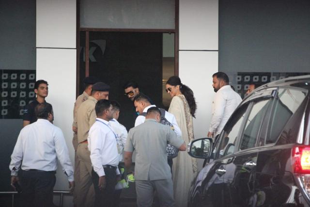 Deepika and Ranveer at the Mumbai airport. (Viral Bhayani) Deepika and Ranveer at the Mumbai airport. (Viral Bhayani)