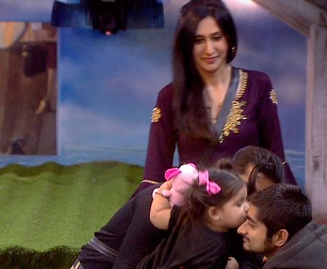 Karanvir Bohra’s daughters greet Deepak Thakur as his wife Teejay looks on. Karanvir Bohra’s daughters greet Deepak Thakur as his wife Teejay looks on.