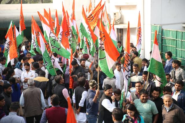 Congress workers gather outside PCC chief Sachin Pilot’s house in Jaipur as counting trends showed the Congress racing ahead. (HT photo) Congress workers gather outside PCC chief Sachin Pilot’s house in Jaipur as counting trends showed the Congress racing ahead. (HT photo)